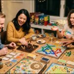 自宅の木製テーブルを囲み、4人が笑顔でボードゲームやカードゲームを楽しんでいる様子