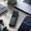 デスク上のAIボイスレコーダー、スマートフォンの音声録音アプリ、イヤホン、ノートPCが並ぶ作業環境